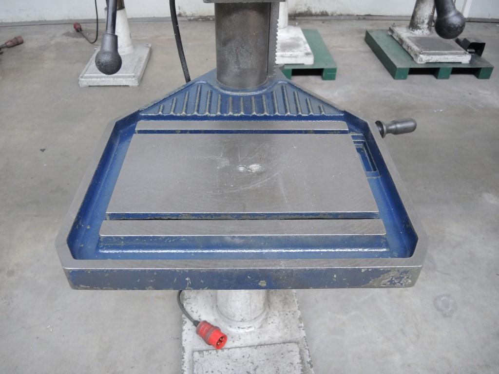 Chapas metálicas e máquinas para trabalhar metais<br><font size="2">Colaboração com Hilco Industrial Acquisitions bv</font><br><img src="/images/hil.png"><br>-6