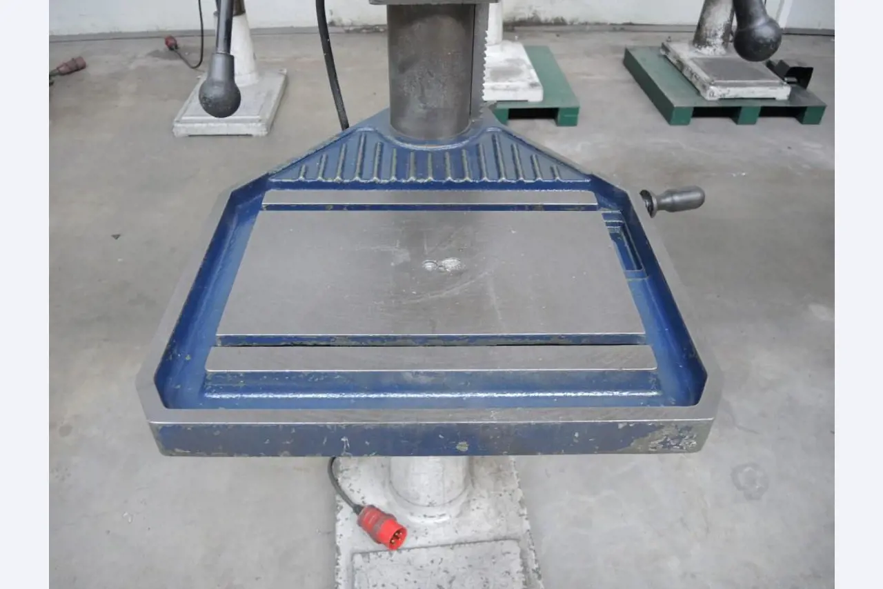 Chapas metálicas e máquinas para trabalhar metais<br><font size="2">Colaboração com Hilco Industrial Acquisitions bv</font><br><img src="/images/hil.png"><br>-6