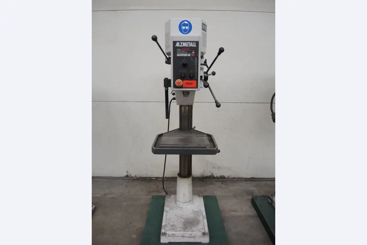 Chapas metálicas e máquinas para trabalhar metais<br><font size="2">Colaboração com Hilco Industrial Acquisitions bv</font><br><img src="/images/hil.png"><br>-2