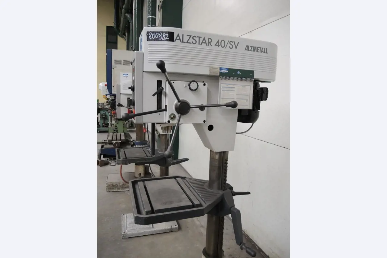 Chapas metálicas e máquinas para trabalhar metais<br><font size="2">Colaboração com Hilco Industrial Acquisitions bv</font><br><img src="/images/hil.png"><br>-4