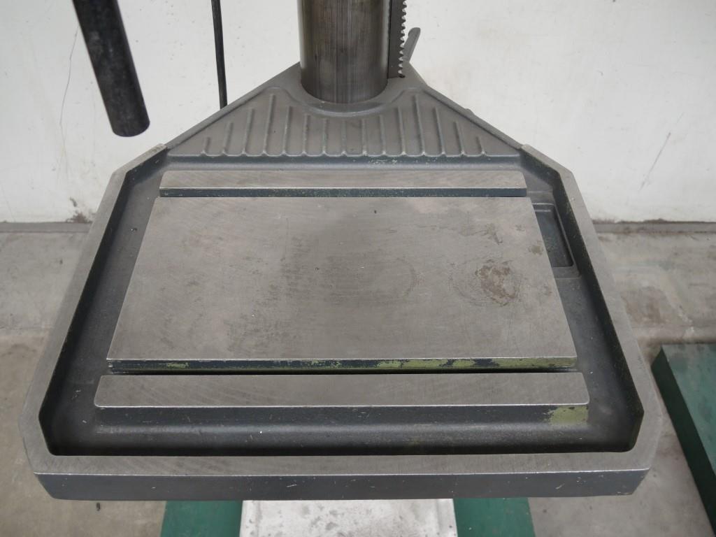 Stroji za obdelavo pločevine in kovin<br><font size="2">Sodelovanje s podjetjem Hilco Industrial Acquisitions bv</font><br><img src="/images/hil.png"><br>-7