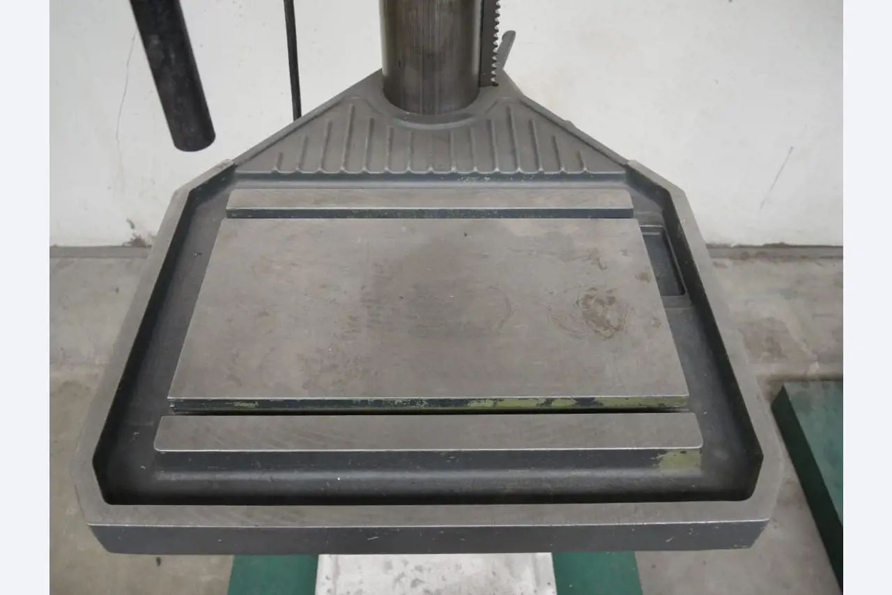 Chapas metálicas e máquinas para trabalhar metais<br><font size="2">Colaboração com Hilco Industrial Acquisitions bv</font><br><img src="/images/hil.png"><br>-7