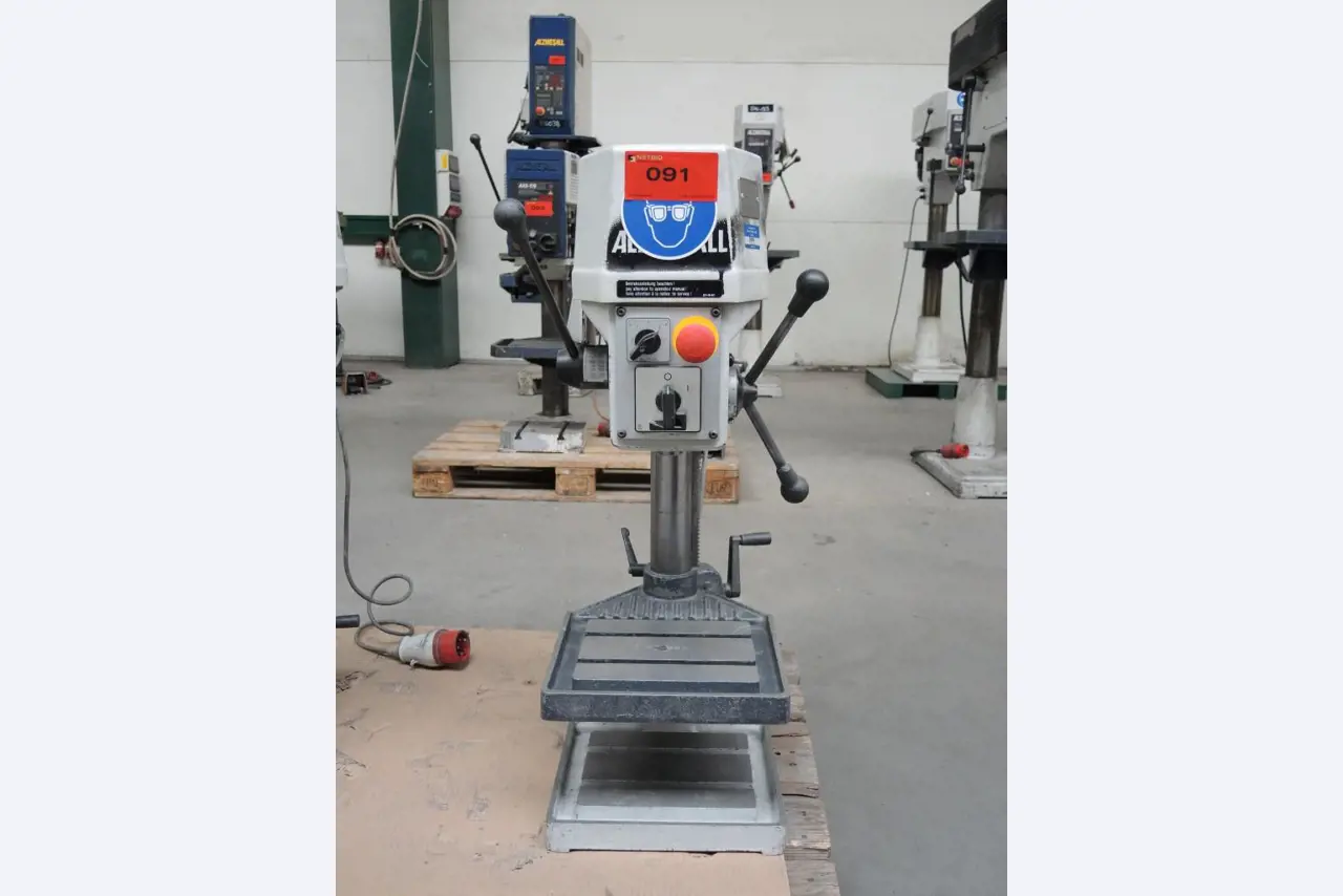 Chapas metálicas e máquinas para trabalhar metais<br><font size="2">Colaboração com Hilco Industrial Acquisitions bv</font><br><img src="/images/hil.png"><br>-2