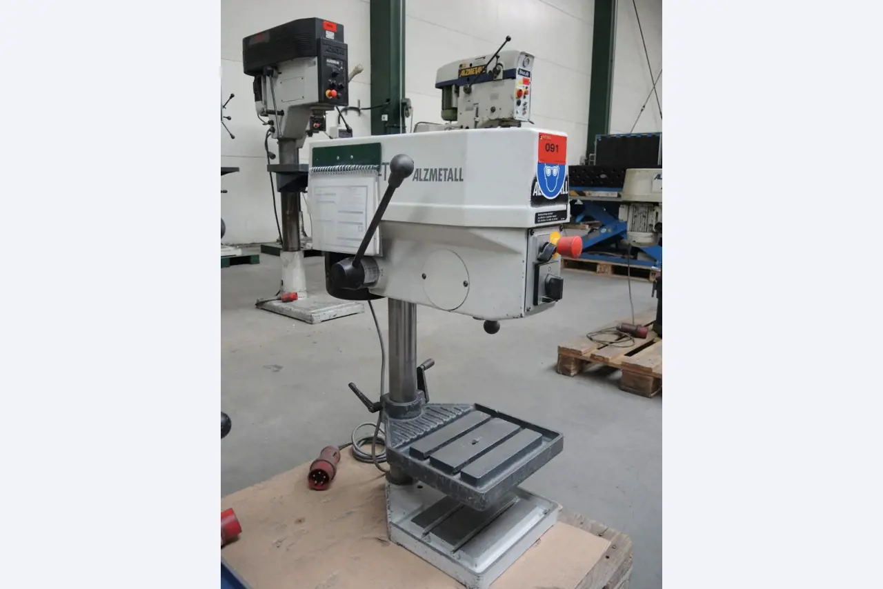 Chapas metálicas e máquinas para trabalhar metais<br><font size="2">Colaboração com Hilco Industrial Acquisitions bv</font><br><img src="/images/hil.png"><br>-3