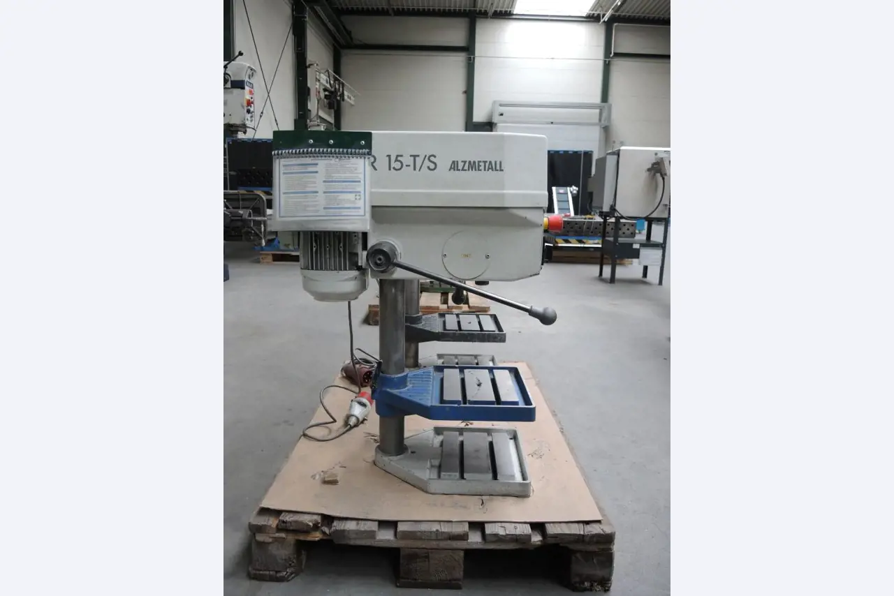 Chapas metálicas e máquinas para trabalhar metais<br><font size="2">Colaboração com Hilco Industrial Acquisitions bv</font><br><img src="/images/hil.png"><br>-3