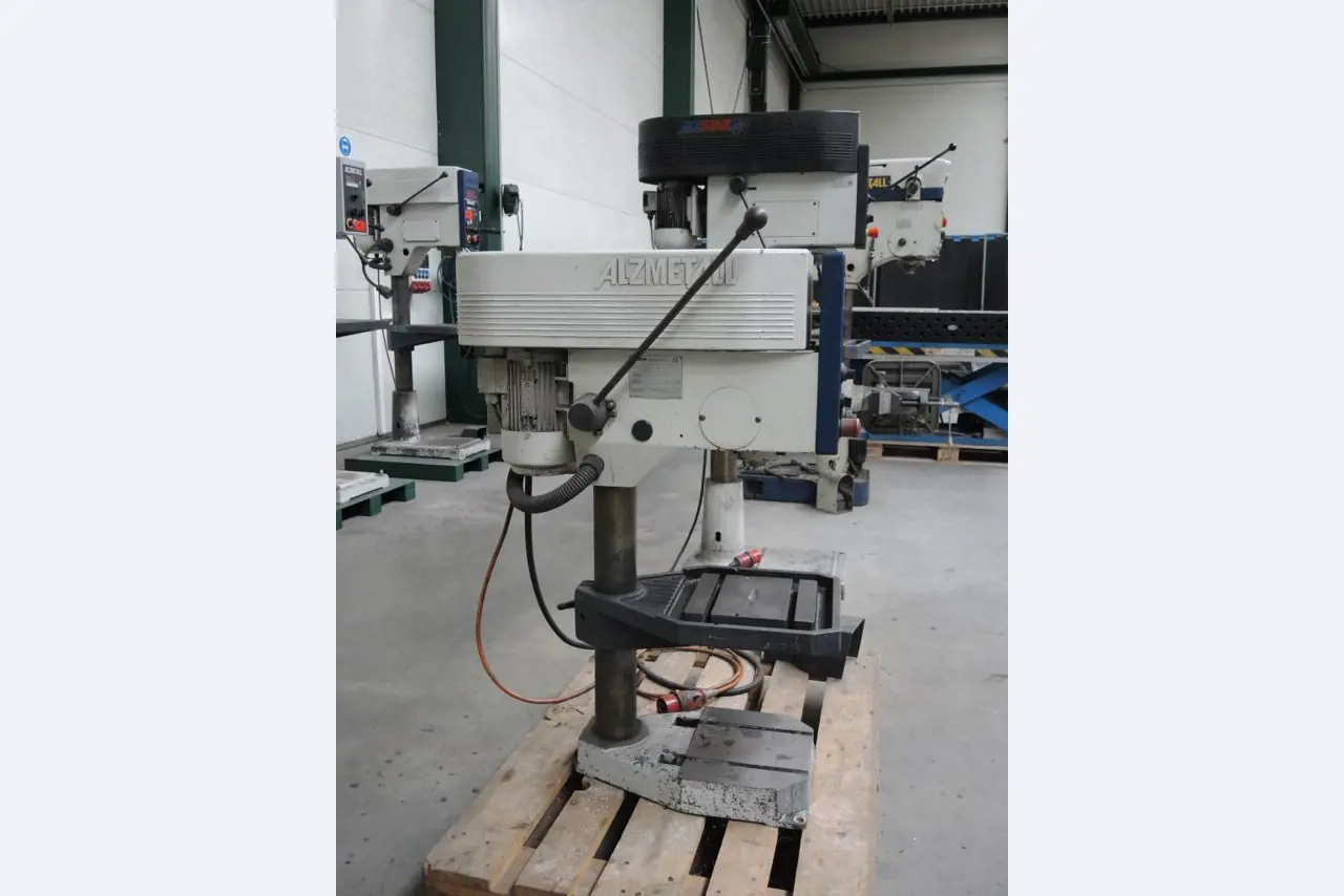 Chapas metálicas e máquinas para trabalhar metais<br><font size="2">Colaboração com Hilco Industrial Acquisitions bv</font><br><img src="/images/hil.png"><br>-4