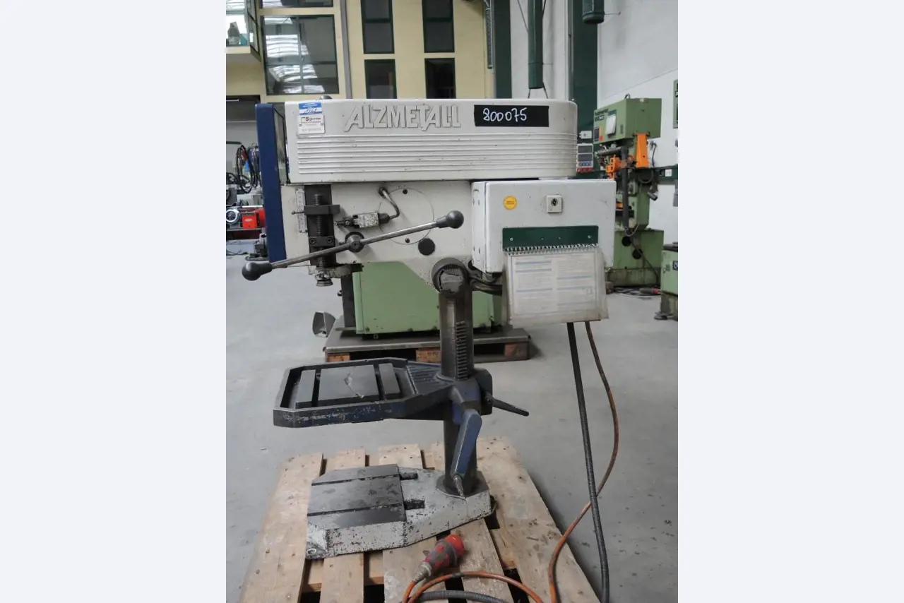 Chapas metálicas e máquinas para trabalhar metais<br><font size="2">Colaboração com Hilco Industrial Acquisitions bv</font><br><img src="/images/hil.png"><br>-5