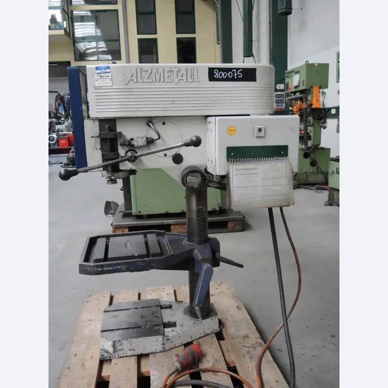 Chapas metálicas e máquinas para trabalhar metais<br><font size="2">Colaboração com Hilco Industrial Acquisitions bv</font><br><img src="/images/hil.png"><br>-5