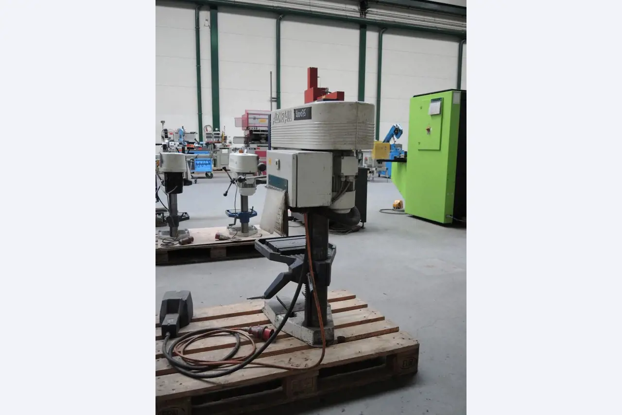 Chapas metálicas e máquinas para trabalhar metais<br><font size="2">Colaboração com Hilco Industrial Acquisitions bv</font><br><img src="/images/hil.png"><br>-6