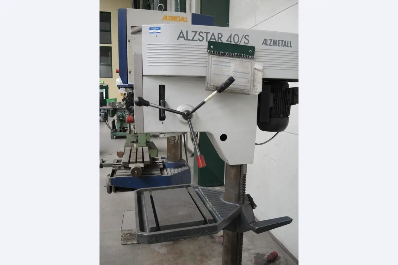 Chapas metálicas e máquinas para trabalhar metais<br><font size="2">Colaboração com Hilco Industrial Acquisitions bv</font><br><img src="/images/hil.png"><br>-4