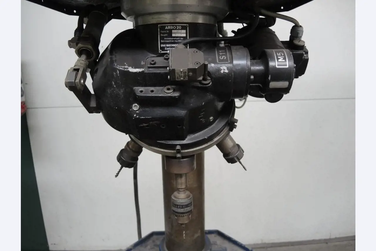 Chapas metálicas e máquinas para trabalhar metais<br><font size="2">Colaboração com Hilco Industrial Acquisitions bv</font><br><img src="/images/hil.png"><br>-11