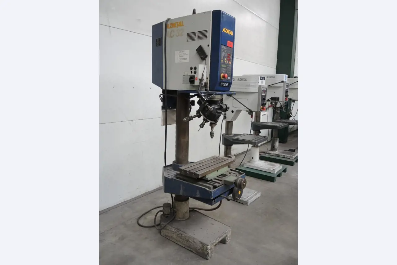 Chapas metálicas e máquinas para trabalhar metais<br><font size="2">Colaboração com Hilco Industrial Acquisitions bv</font><br><img src="/images/hil.png"><br>-5