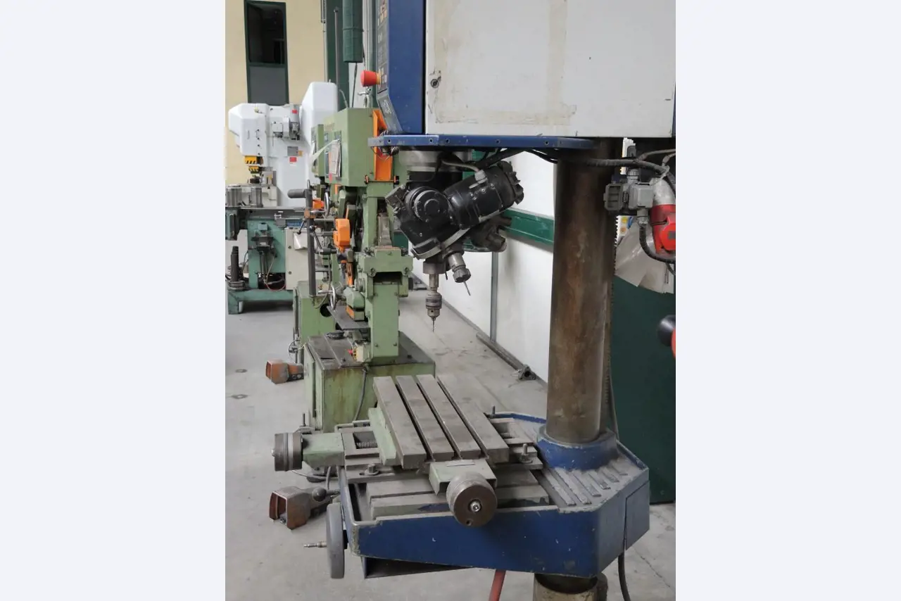 Chapas metálicas e máquinas para trabalhar metais<br><font size="2">Colaboração com Hilco Industrial Acquisitions bv</font><br><img src="/images/hil.png"><br>-6