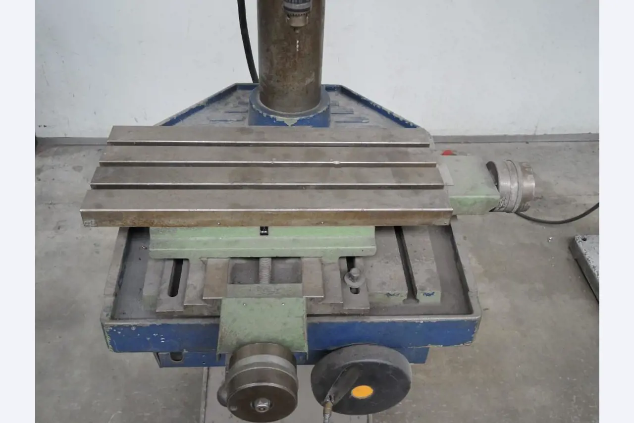 Chapas metálicas e máquinas para trabalhar metais<br><font size="2">Colaboração com Hilco Industrial Acquisitions bv</font><br><img src="/images/hil.png"><br>-7