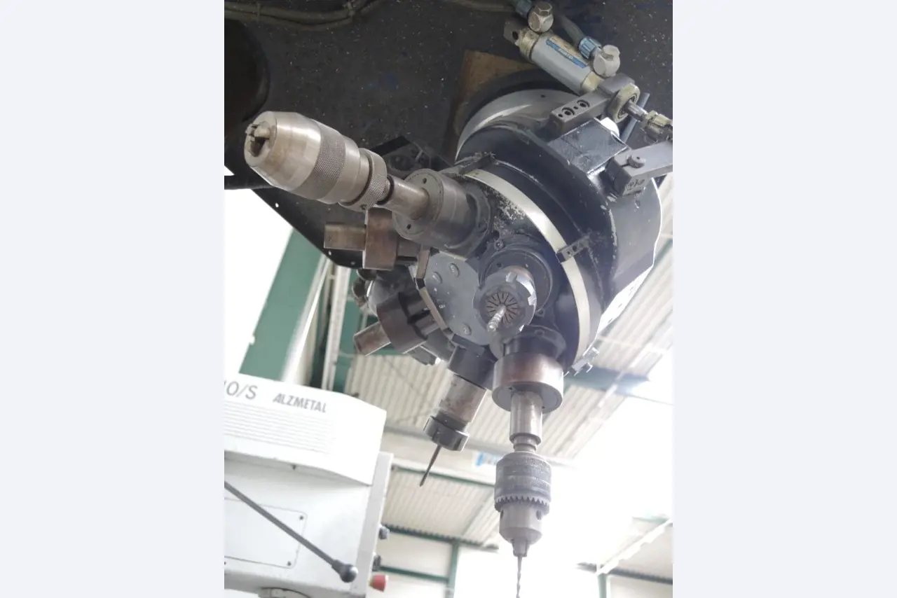 Chapas metálicas e máquinas para trabalhar metais<br><font size="2">Colaboração com Hilco Industrial Acquisitions bv</font><br><img src="/images/hil.png"><br>-8