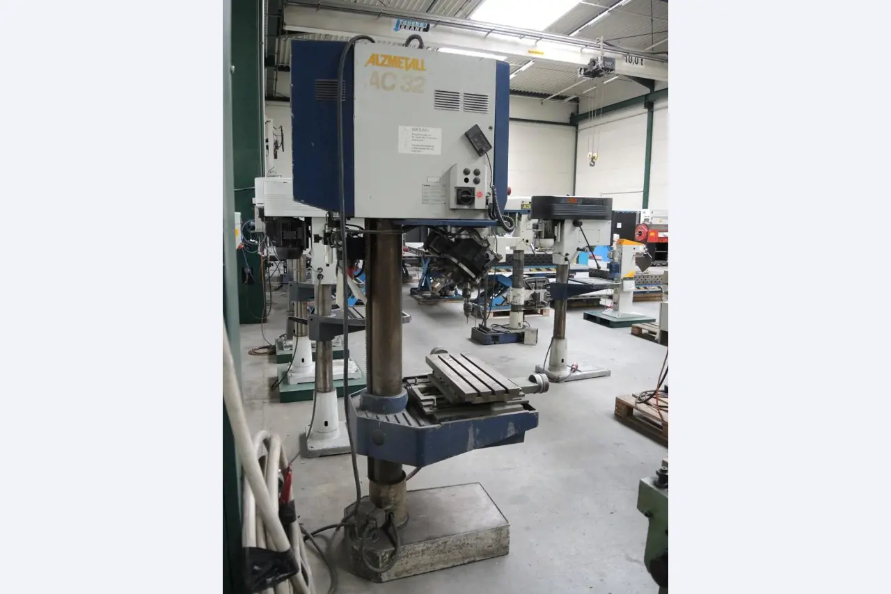 Chapas metálicas e máquinas para trabalhar metais<br><font size="2">Colaboração com Hilco Industrial Acquisitions bv</font><br><img src="/images/hil.png"><br>-9