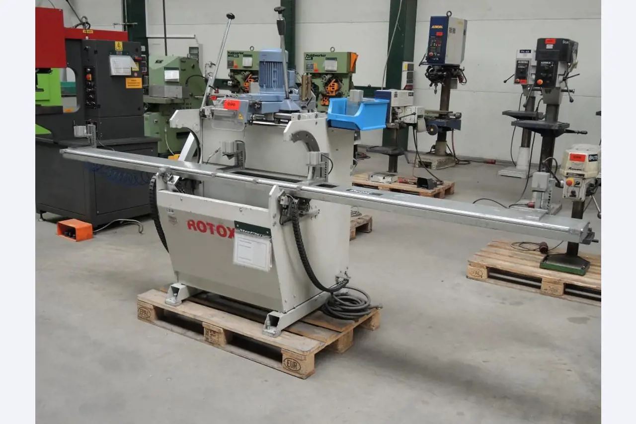 Chapas metálicas e máquinas para trabalhar metais<br><font size="2">Colaboração com Hilco Industrial Acquisitions bv</font><br><img src="/images/hil.png"><br>-1