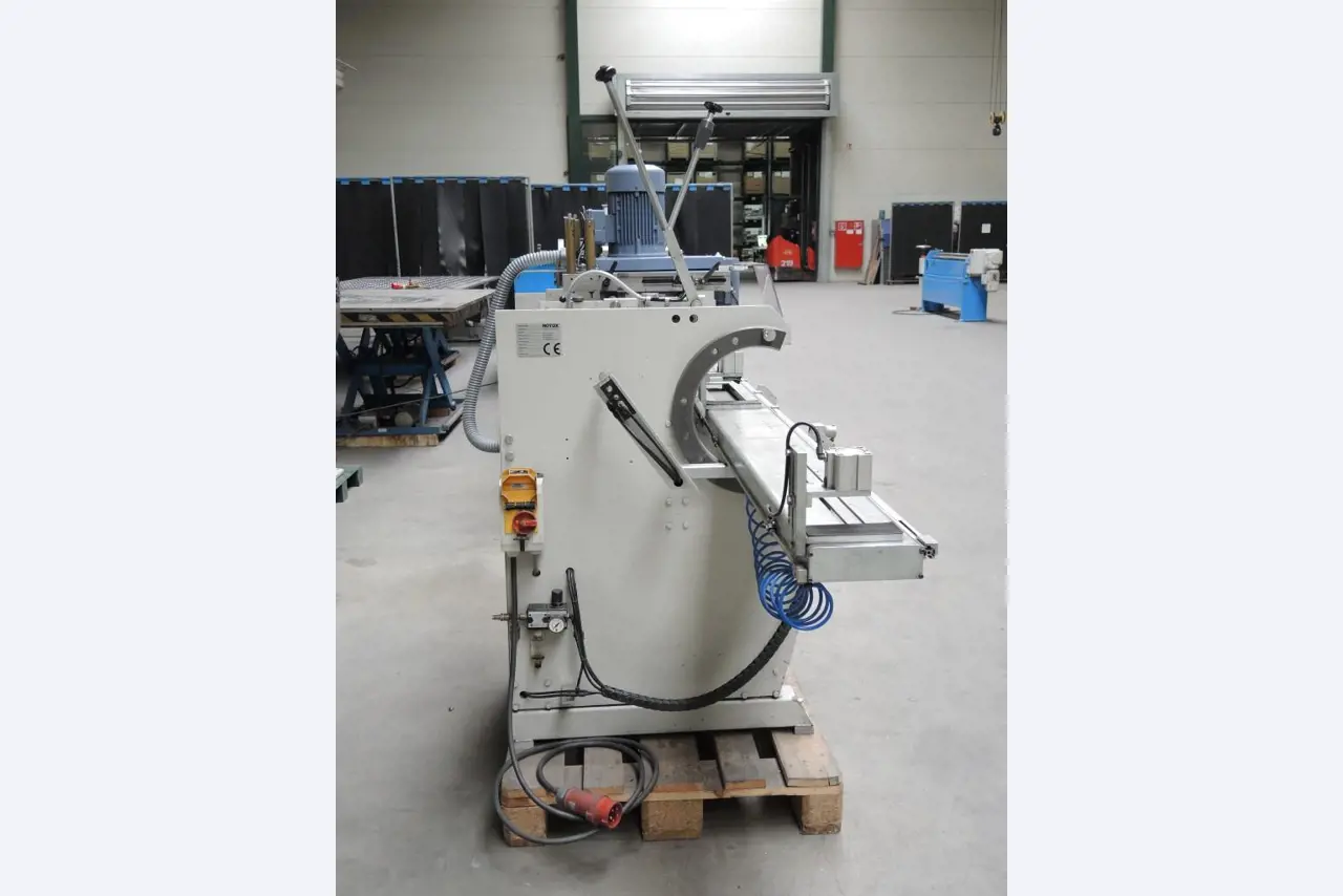 Chapas metálicas e máquinas para trabalhar metais<br><font size="2">Colaboração com Hilco Industrial Acquisitions bv</font><br><img src="/images/hil.png"><br>-4