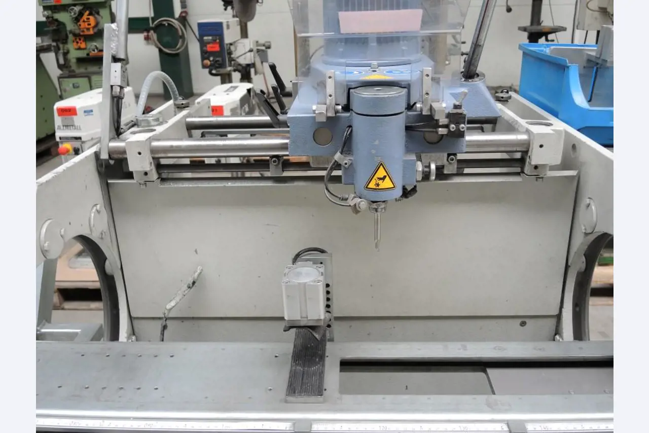 Chapas metálicas e máquinas para trabalhar metais<br><font size="2">Colaboração com Hilco Industrial Acquisitions bv</font><br><img src="/images/hil.png"><br>-6