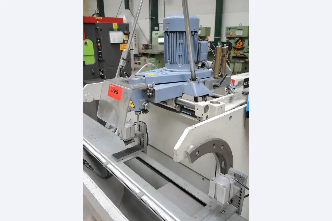 Chapas metálicas e máquinas para trabalhar metais<br><font size="2">Colaboração com Hilco Industrial Acquisitions bv</font><br><img src="/images/hil.png"><br>-7