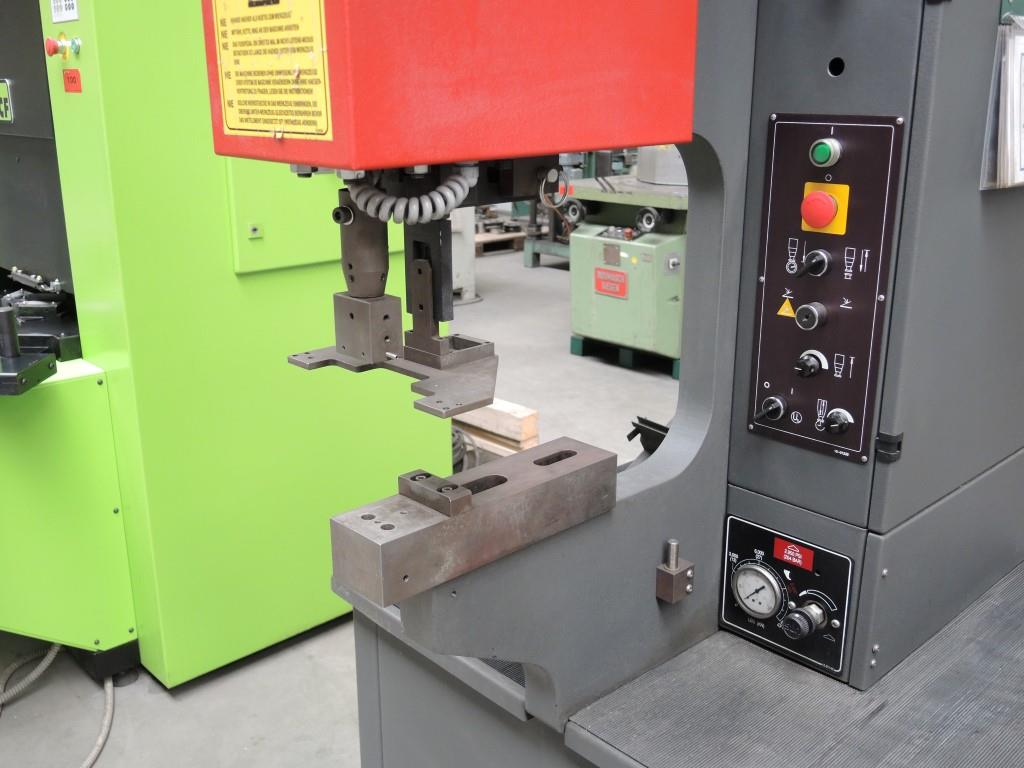 Chapas metálicas e máquinas para trabalhar metais<br><font size="2">Colaboração com Hilco Industrial Acquisitions bv</font><br><img src="/images/hil.png"><br>-5