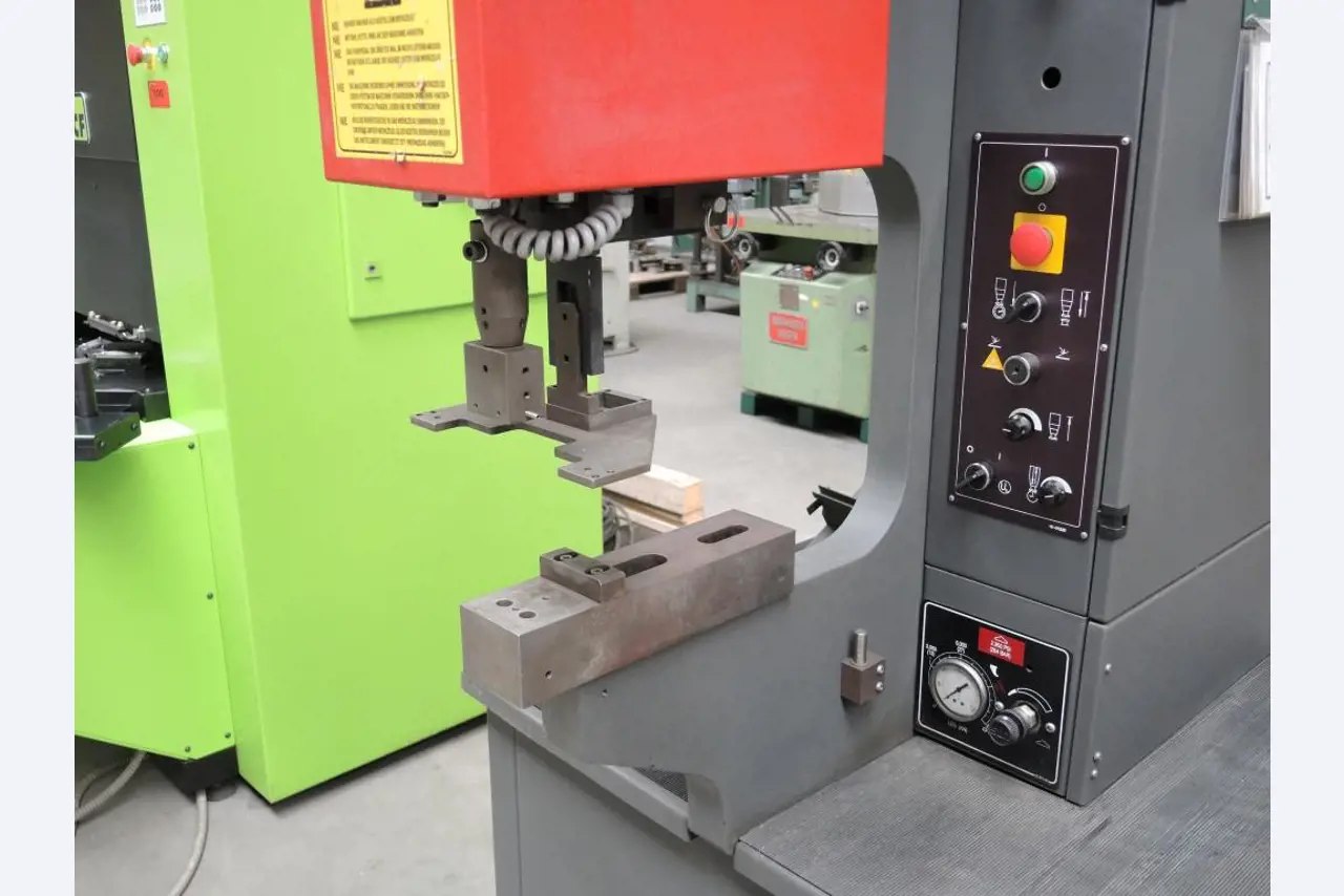 Chapas metálicas e máquinas para trabalhar metais<br><font size="2">Colaboração com Hilco Industrial Acquisitions bv</font><br><img src="/images/hil.png"><br>-5