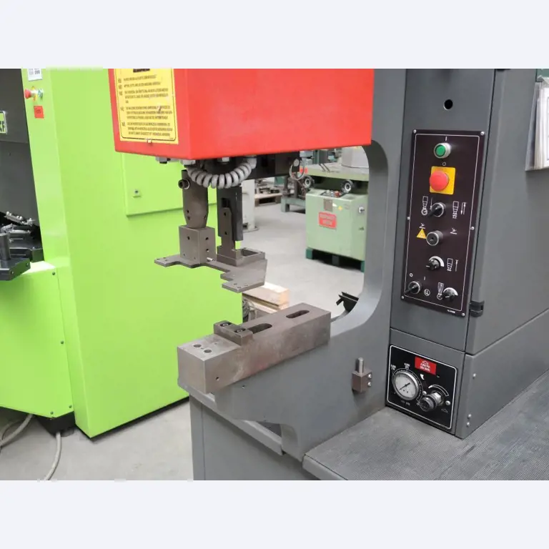 Chapas metálicas e máquinas para trabalhar metais<br><font size="2">Colaboração com Hilco Industrial Acquisitions bv</font><br><img src="/images/hil.png"><br>-5