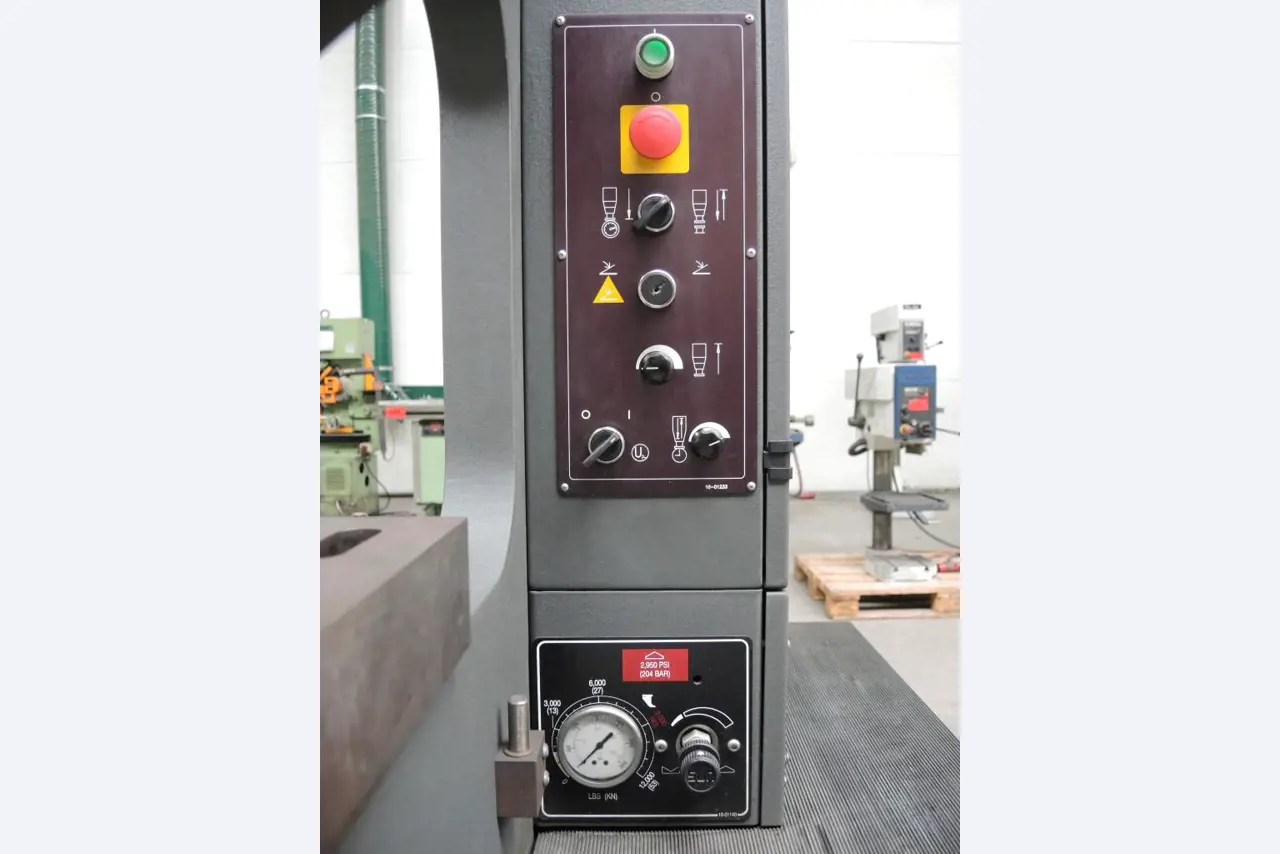 Chapas metálicas e máquinas para trabalhar metais<br><font size="2">Colaboração com Hilco Industrial Acquisitions bv</font><br><img src="/images/hil.png"><br>-6