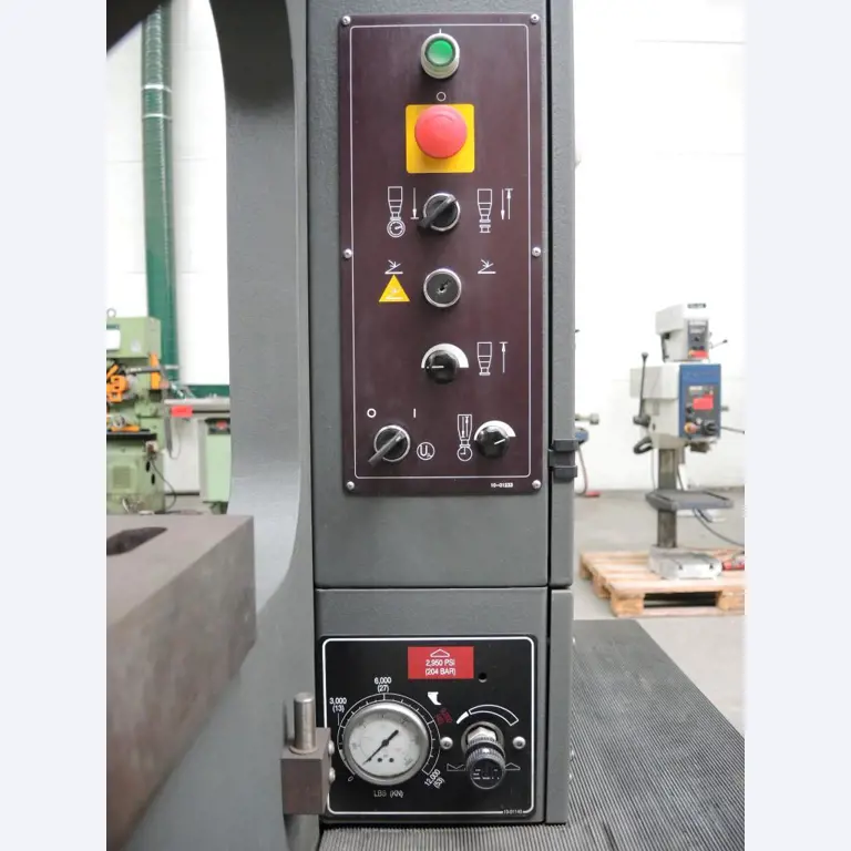 Chapas metálicas e máquinas para trabalhar metais<br><font size="2">Colaboração com Hilco Industrial Acquisitions bv</font><br><img src="/images/hil.png"><br>-6