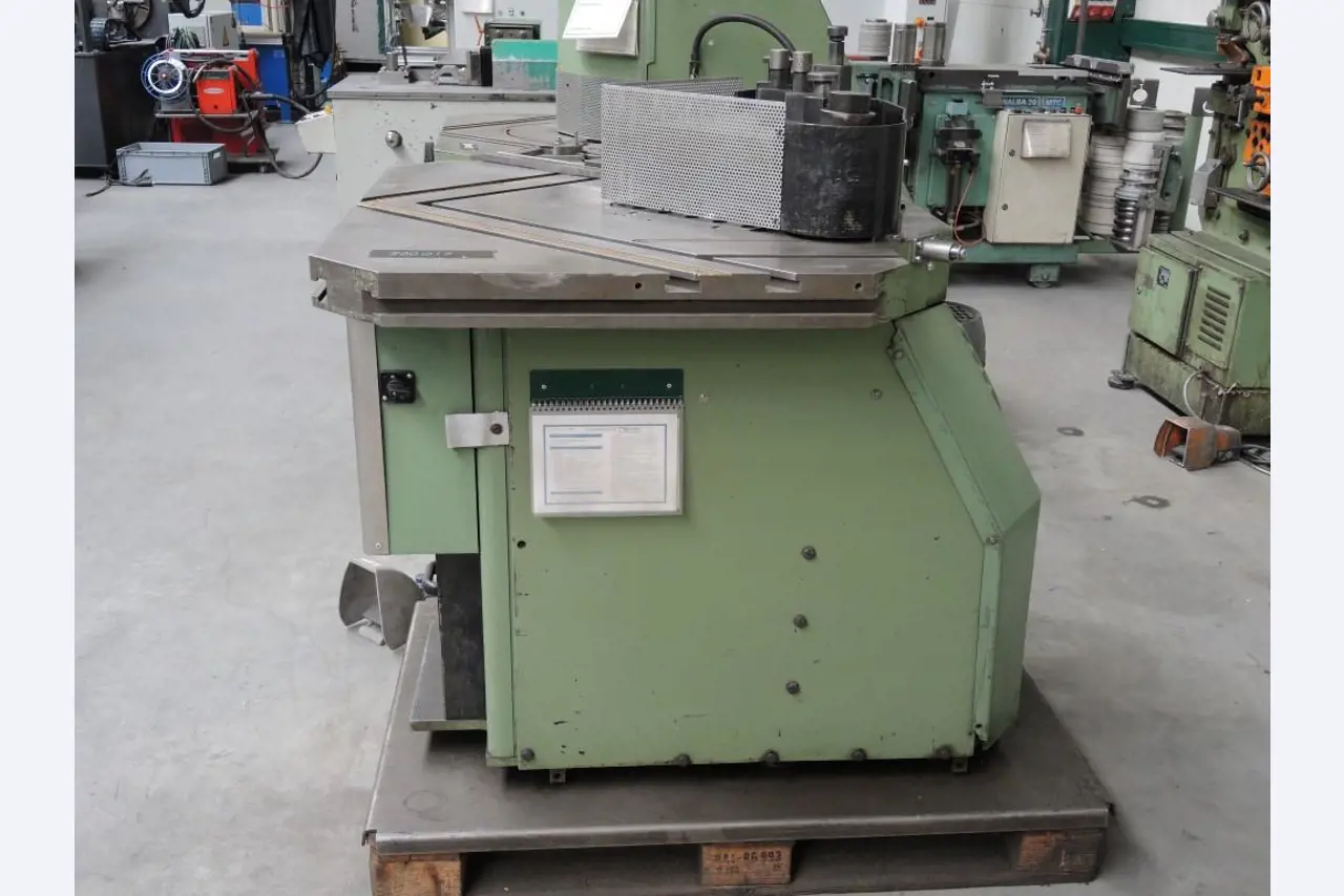 Chapas metálicas e máquinas para trabalhar metais<br><font size="2">Colaboração com Hilco Industrial Acquisitions bv</font><br><img src="/images/hil.png"><br>-3