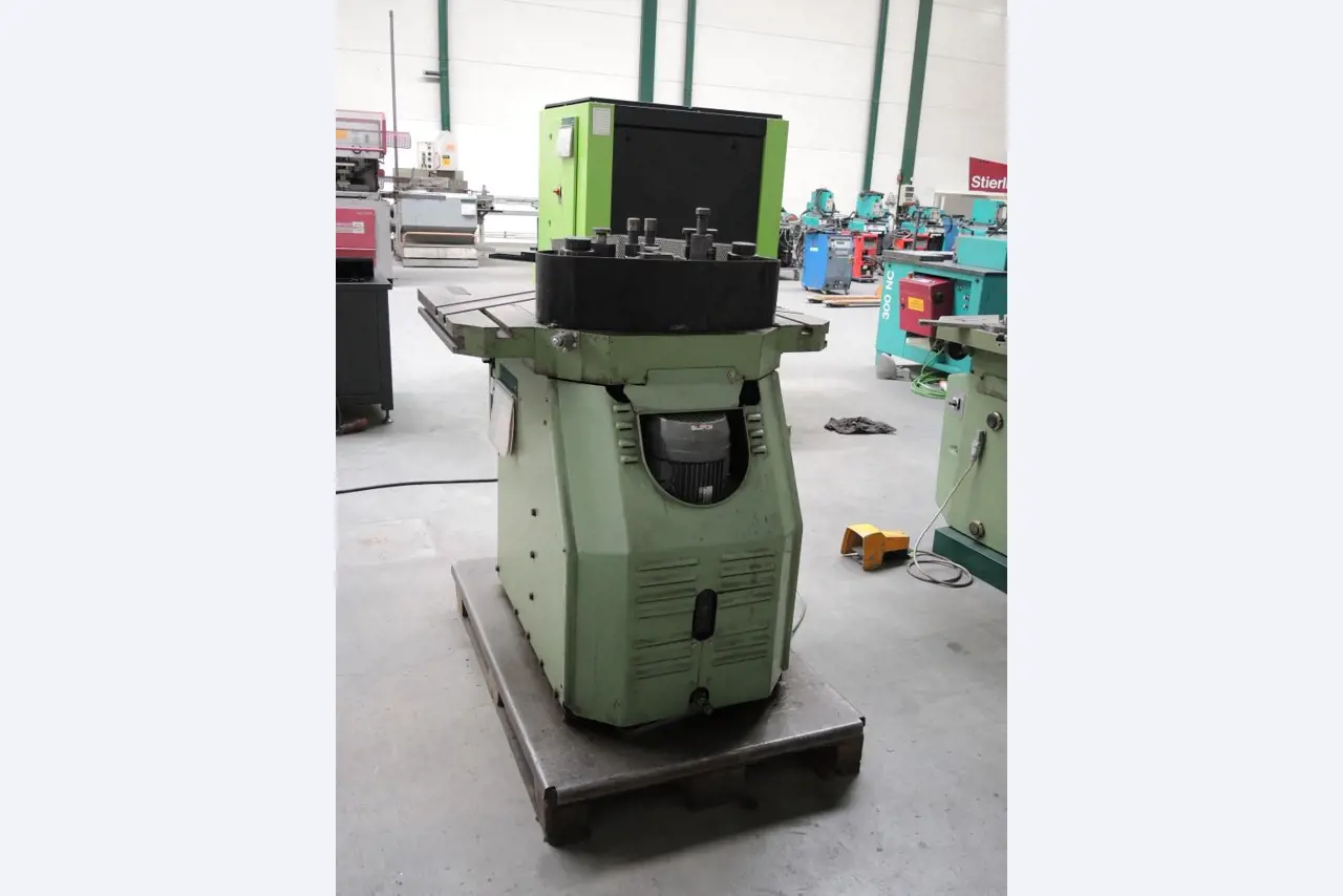 Chapas metálicas e máquinas para trabalhar metais<br><font size="2">Colaboração com Hilco Industrial Acquisitions bv</font><br><img src="/images/hil.png"><br>-4