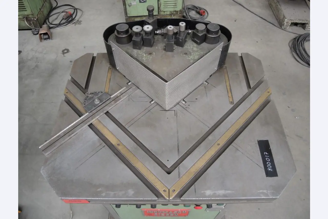 Chapas metálicas e máquinas para trabalhar metais<br><font size="2">Colaboração com Hilco Industrial Acquisitions bv</font><br><img src="/images/hil.png"><br>-5