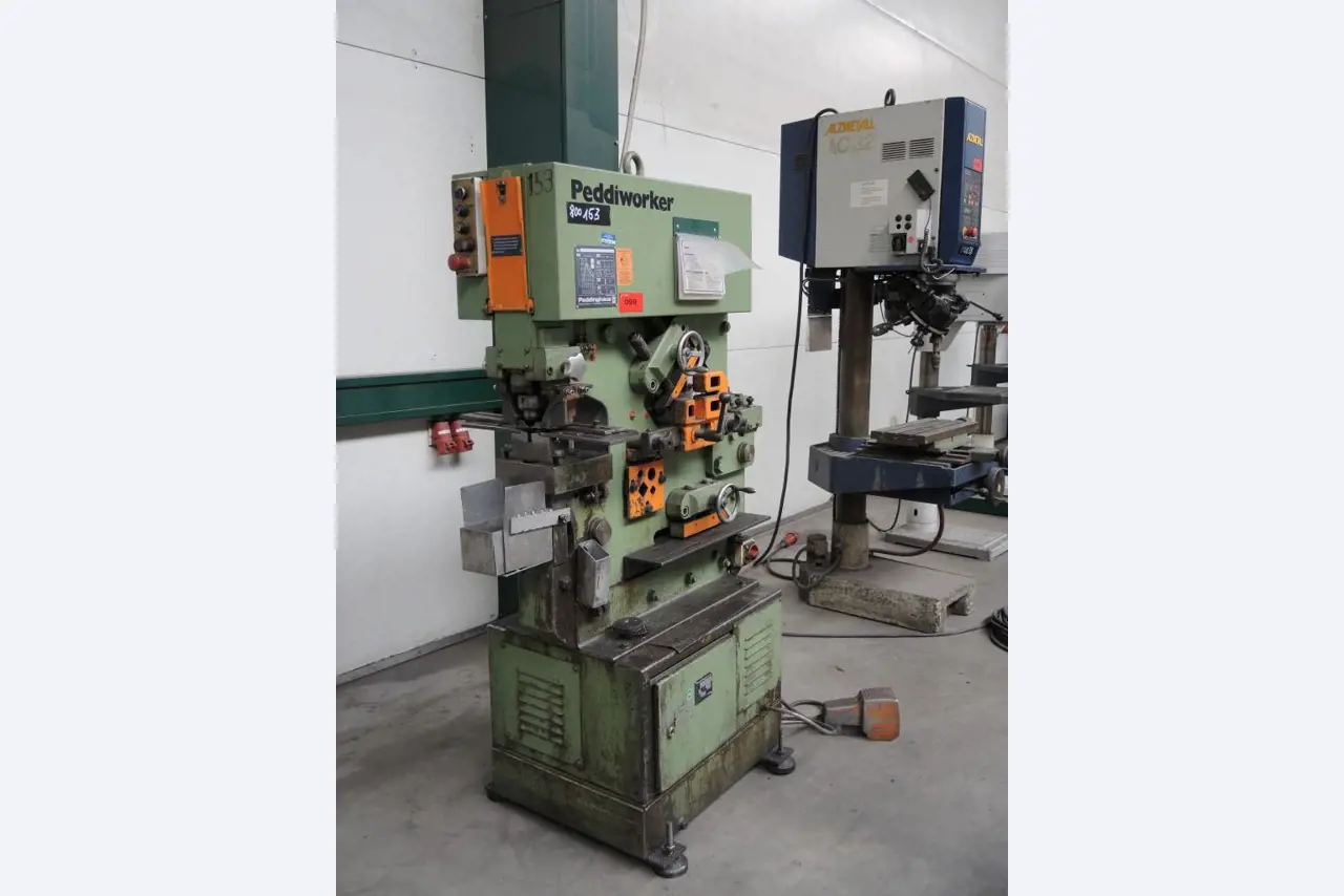 Chapas metálicas e máquinas para trabalhar metais<br><font size="2">Colaboração com Hilco Industrial Acquisitions bv</font><br><img src="/images/hil.png"><br>-1