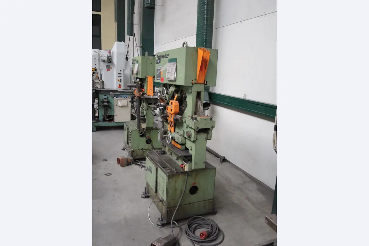 Chapas metálicas e máquinas para trabalhar metais<br><font size="2">Colaboração com Hilco Industrial Acquisitions bv</font><br><img src="/images/hil.png"><br>-3