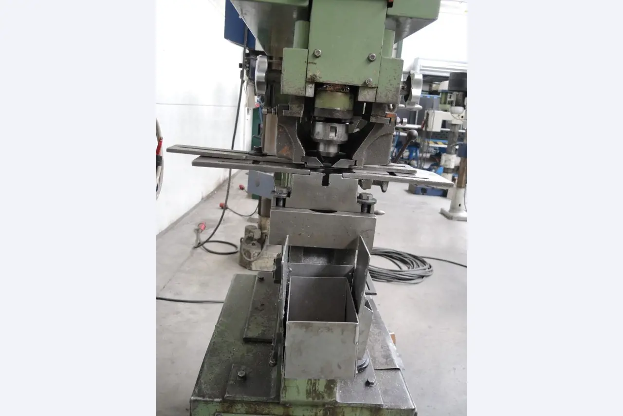 Chapas metálicas e máquinas para trabalhar metais<br><font size="2">Colaboração com Hilco Industrial Acquisitions bv</font><br><img src="/images/hil.png"><br>-5