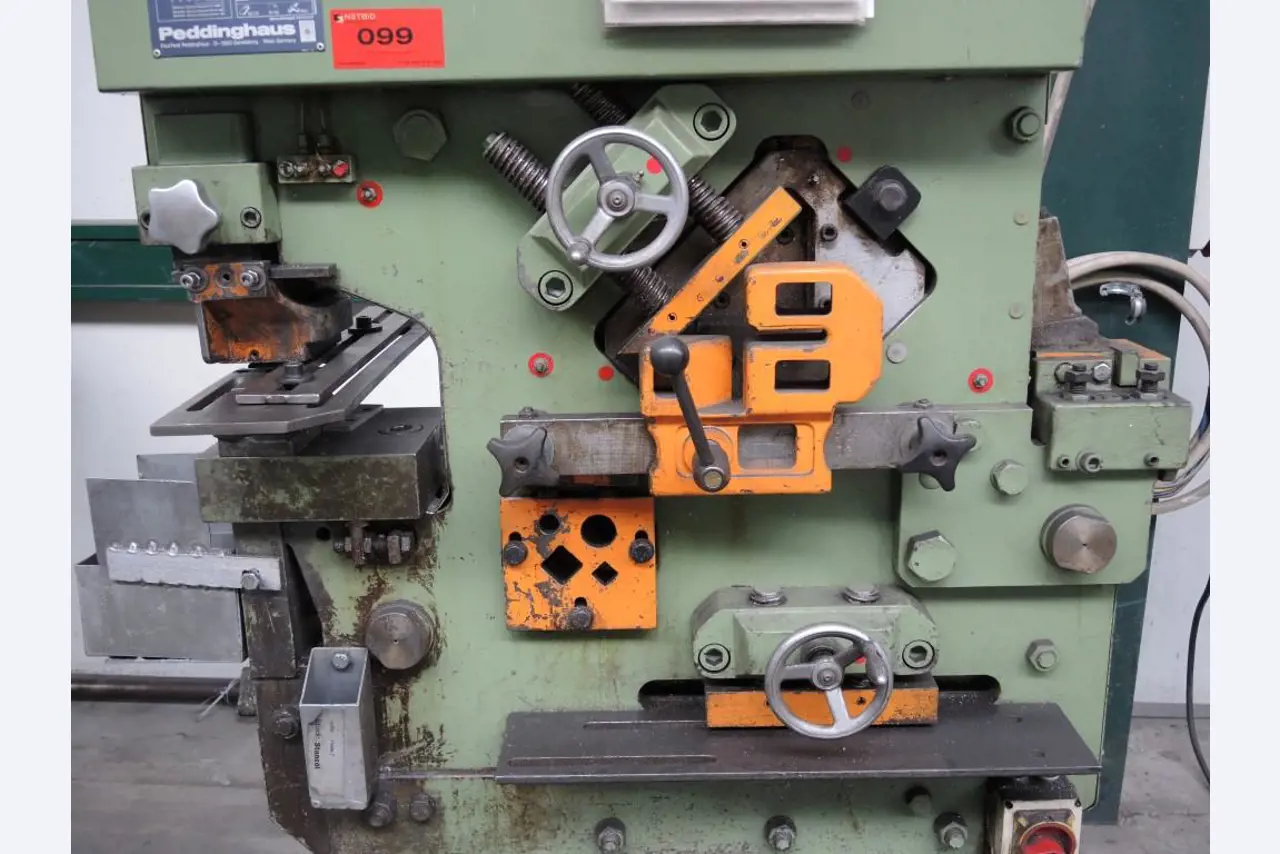 Chapas metálicas e máquinas para trabalhar metais<br><font size="2">Colaboração com Hilco Industrial Acquisitions bv</font><br><img src="/images/hil.png"><br>-6