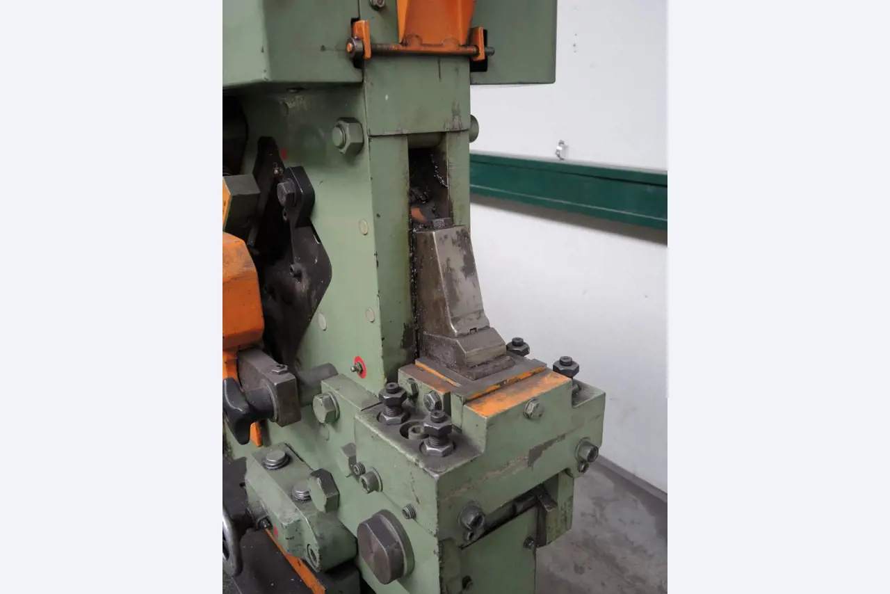 Chapas metálicas e máquinas para trabalhar metais<br><font size="2">Colaboração com Hilco Industrial Acquisitions bv</font><br><img src="/images/hil.png"><br>-7