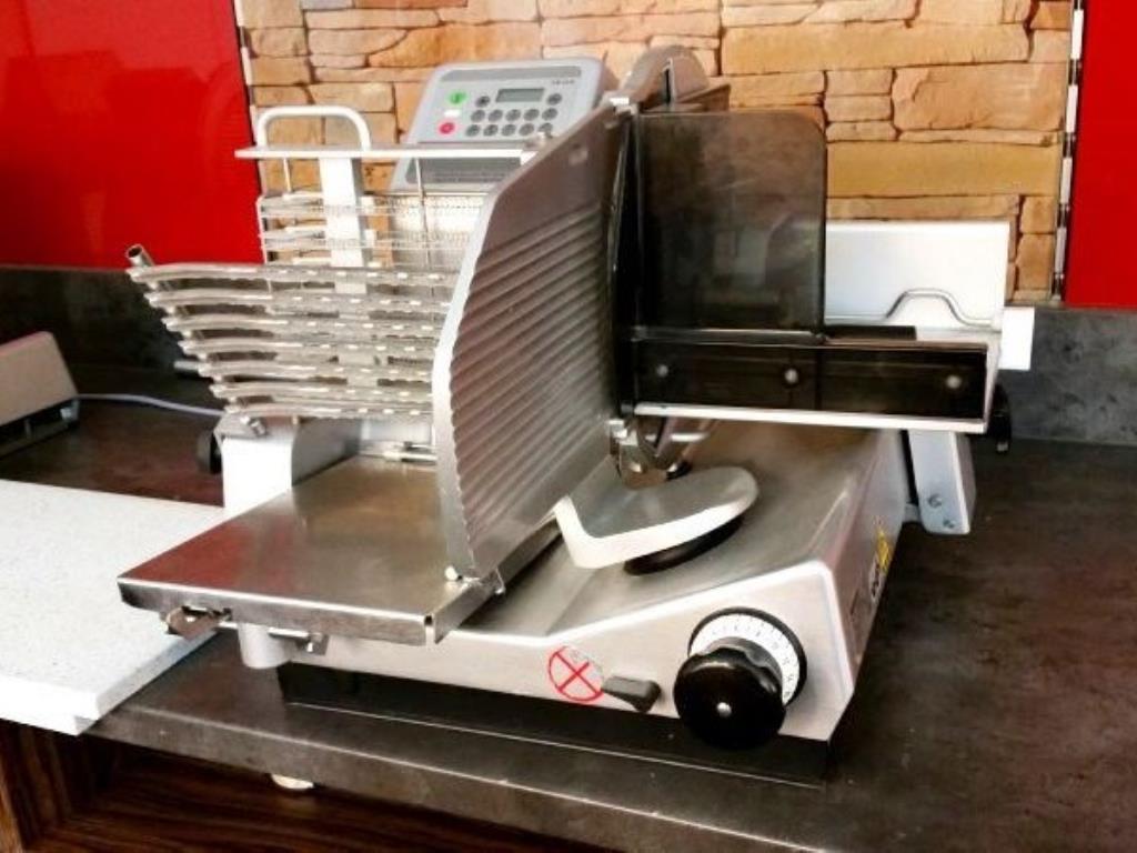 dobro vzdrževani mesarski stroji

-3