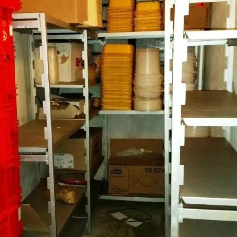 3 lfm. shelving system