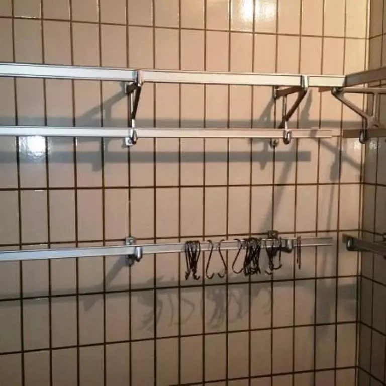 30 lfm. rack with hooks