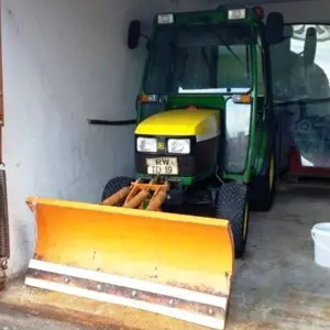 Tracteur à voie étroite John Deere