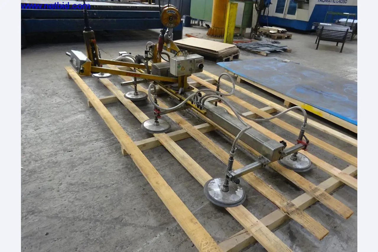 Vzdrževal stroje in tehnično opremo za obdelavo jekla in pločevine-2