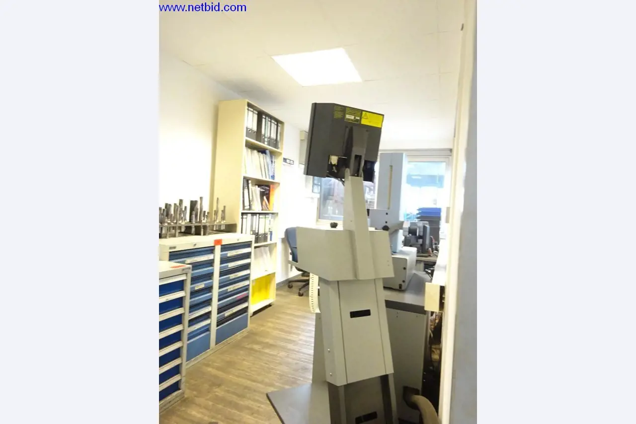 Vzdrževal stroje in tehnično opremo za obdelavo jekla in pločevine-3