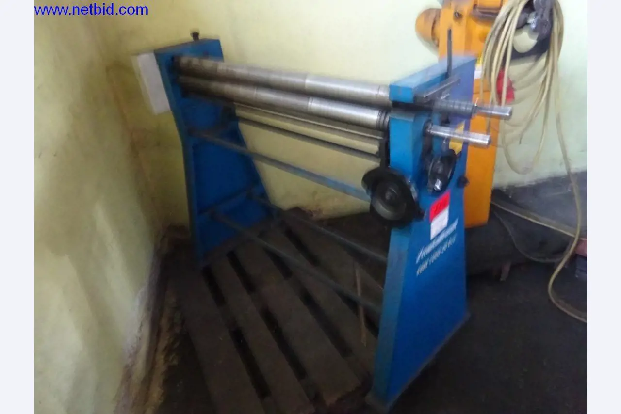 Vzdrževal stroje in tehnično opremo za obdelavo jekla in pločevine-1