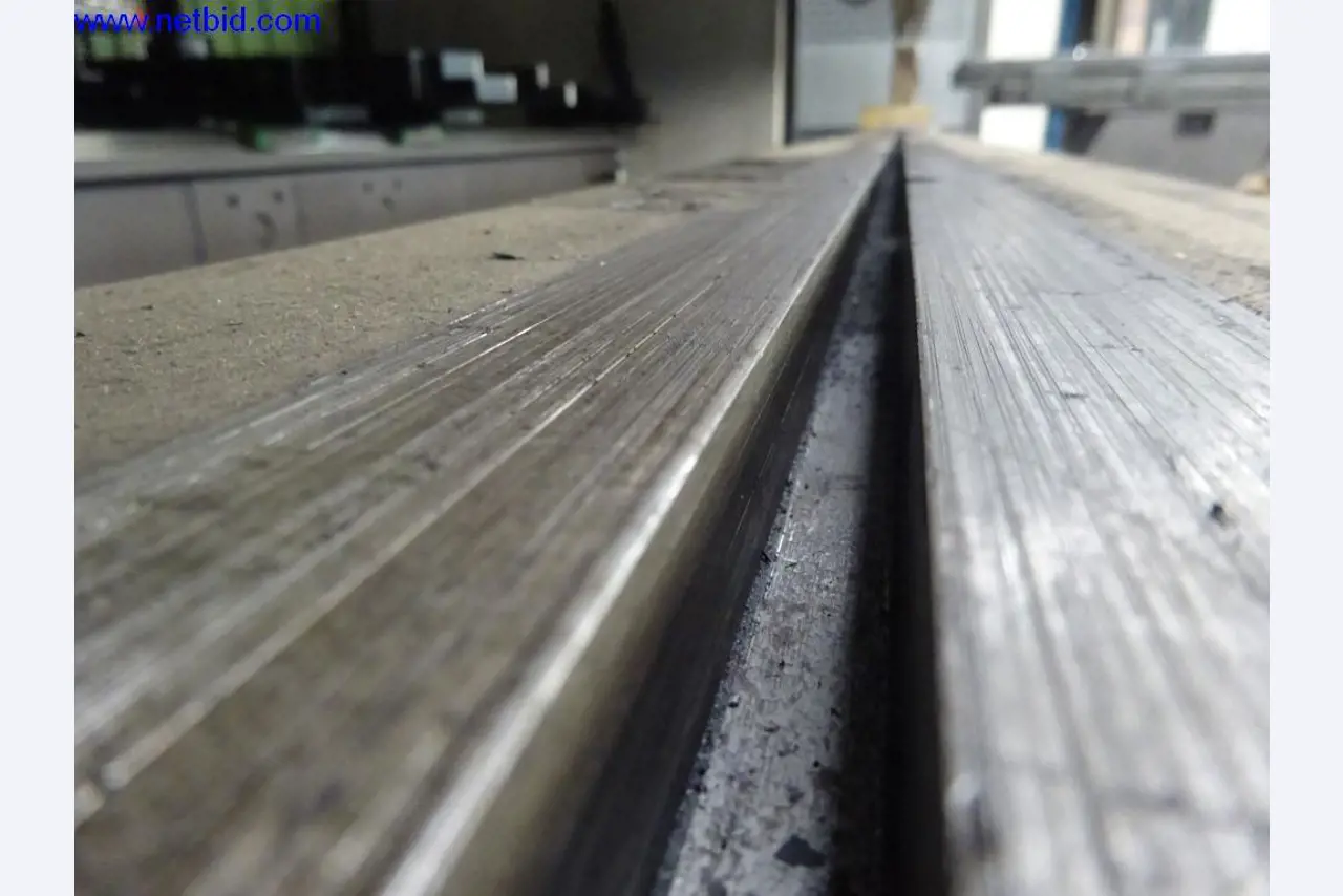 Vzdrževal stroje in tehnično opremo za obdelavo jekla in pločevine-8