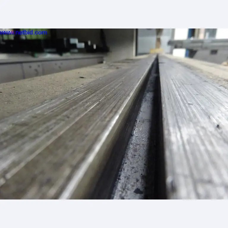 Vzdrževal stroje in tehnično opremo za obdelavo jekla in pločevine-8