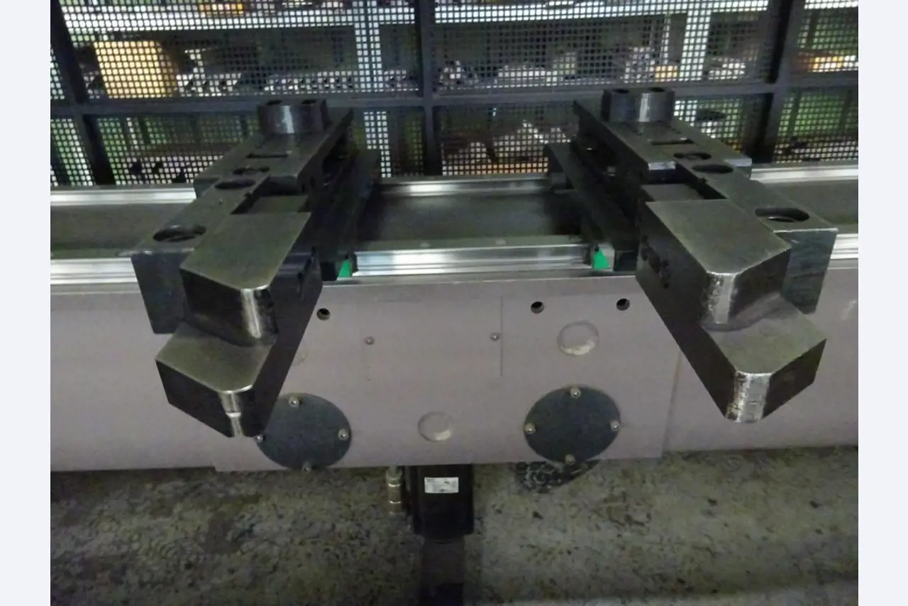 Vzdrževal stroje in tehnično opremo za obdelavo jekla in pločevine-11