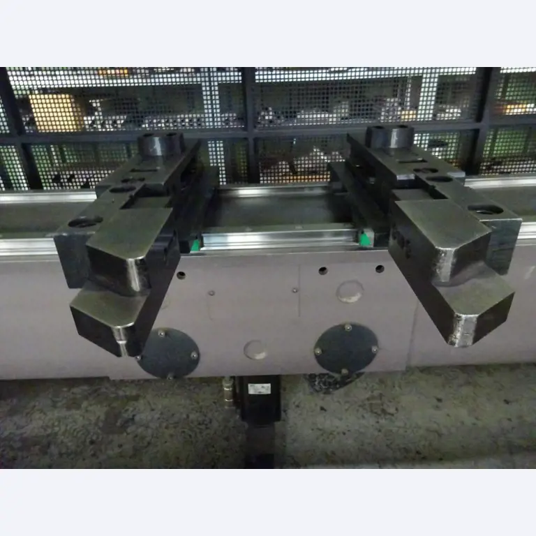 Vzdrževal stroje in tehnično opremo za obdelavo jekla in pločevine-11