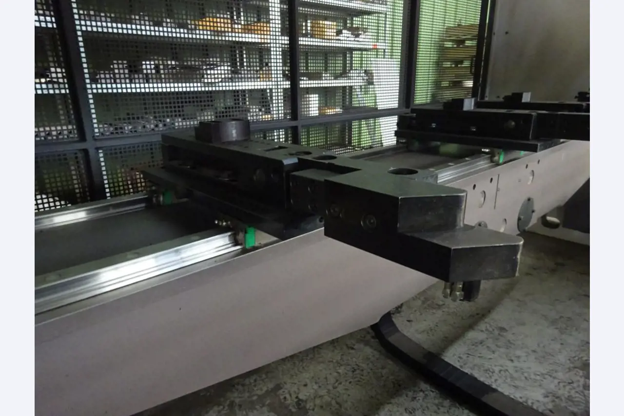 Vzdrževal stroje in tehnično opremo za obdelavo jekla in pločevine-12