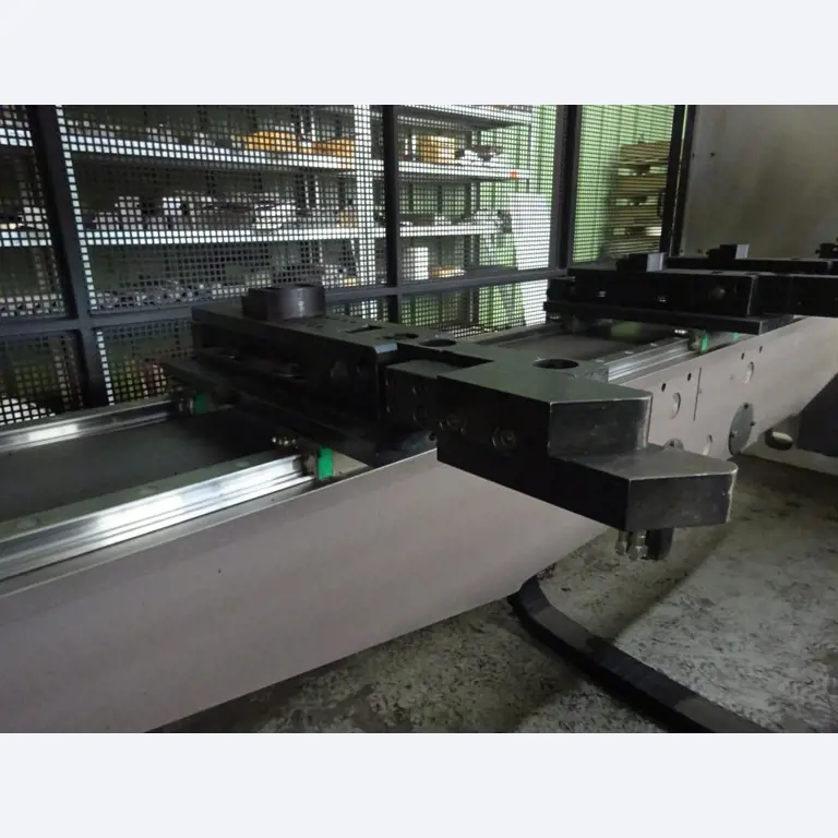 Vzdrževal stroje in tehnično opremo za obdelavo jekla in pločevine-12